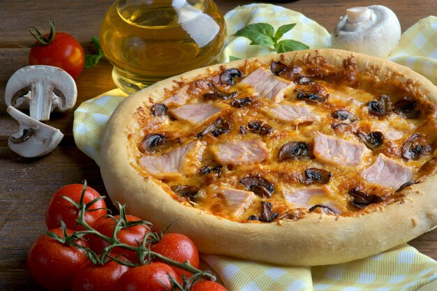 Foto pizza de jamón y champiñones con ingredientes