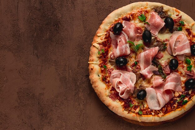 Pizza con jamón y champiñones tocino aceitunas casera vista superior sin gente