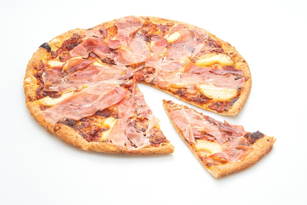 Pizza con jamón o jamón de Parma pizza aislado sobre fondo blanco.