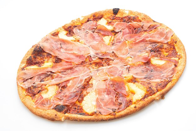 Pizza con jamón o jamón de Parma pizza aislado sobre fondo blanco.