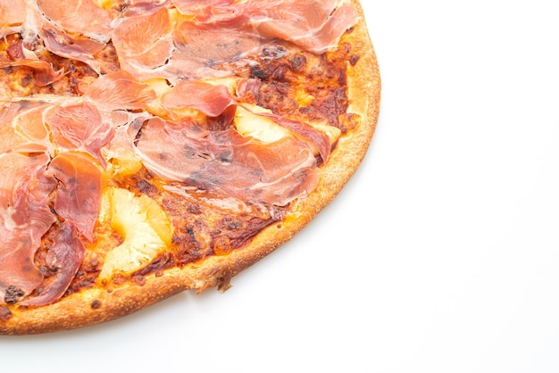 Pizza con jamón o jamón de Parma pizza aislado sobre fondo blanco.