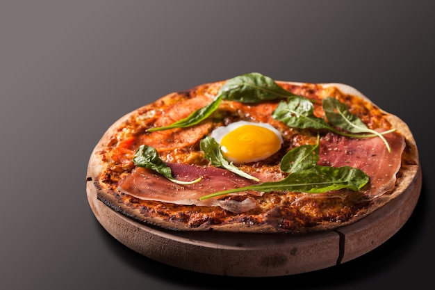 Pizza Jamón De Parma, Salmón, Huevo, Hojas De Rúcula