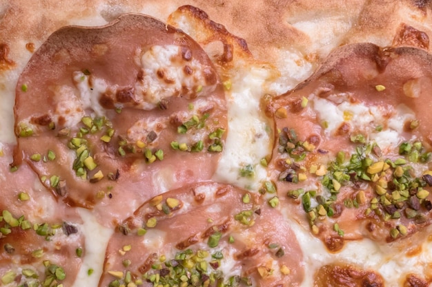 Pizza con jamón y pistachos