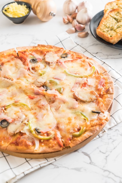 Foto pizza de jamón y salchichas