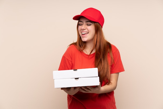 Pizza Lieferung Teenager-Mädchen hält eine Pizza lachen