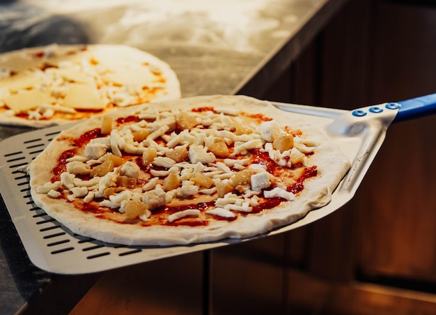 Una pizza con mango azul y mango blanco.