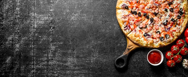 Foto pizza de mar y salsa de tomate en tazón