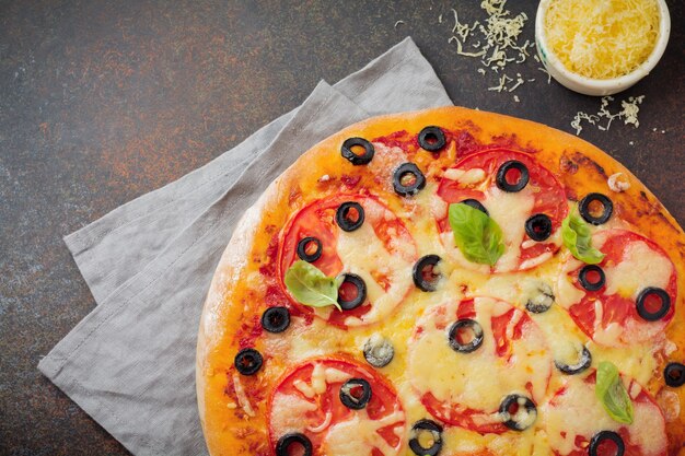 Pizza margarita com tomate e rodelas de azeitonas