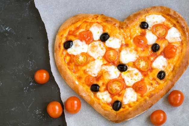 Pizza margarita em forma de coração para dia dos namorados.