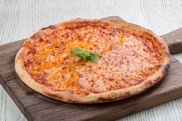 Pizza Margarita em uma tábua de madeira