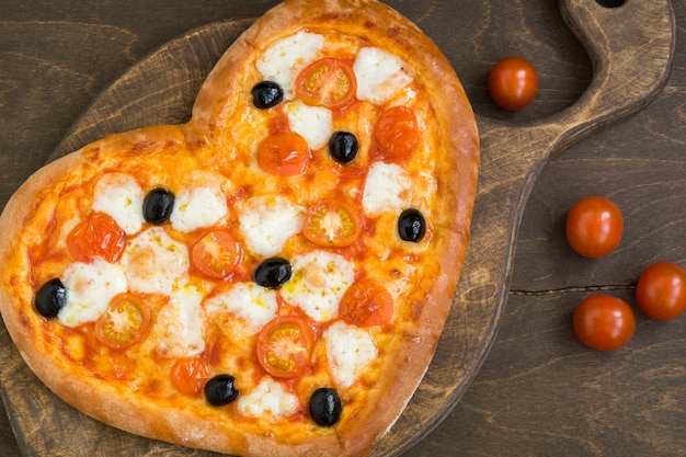 Pizza Margarita en forma de corazón para el día de San Valentín.