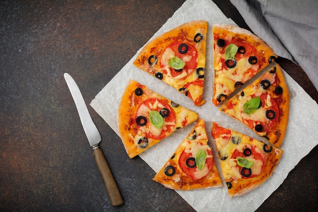 Pizza margarita con tomates y rodajas de aceitunas