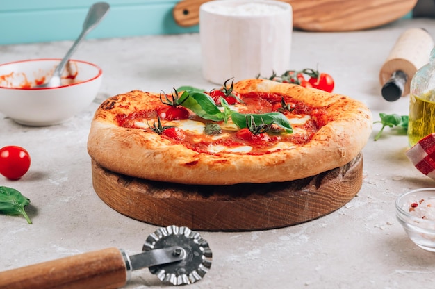 Pizza Margherita auf hellem Steinhintergrund Hausgemachte Pizza mit Tomaten, Basilikum und Mozzarella-Käse Selektiver Fokus