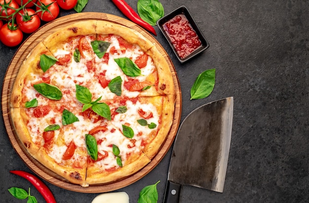 Pizza Margherita auf Steinhintergrund mit Kopienraum für Ihren Text