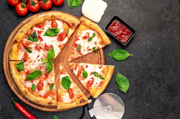 Pizza Margherita auf Steinhintergrund mit Kopienraum für Ihren Text