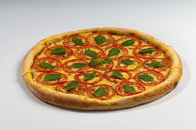 Pizza Margherita auf weißem Hintergrund