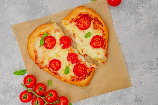 Pizza Margherita em forma de coração com tomate cereja mussarela e manjericão Food for Valentine's Day