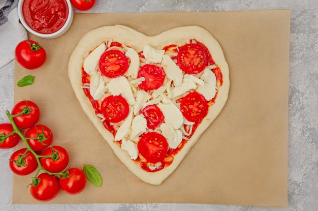 Pizza Margherita em forma de coração Conceito de comida para o Dia dos Namorados Copiar espaço