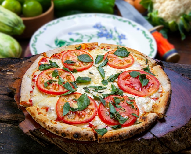 Pizza Margherita feita com Tomate Mussarela
