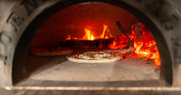 Pizza margherita en horno de leña.