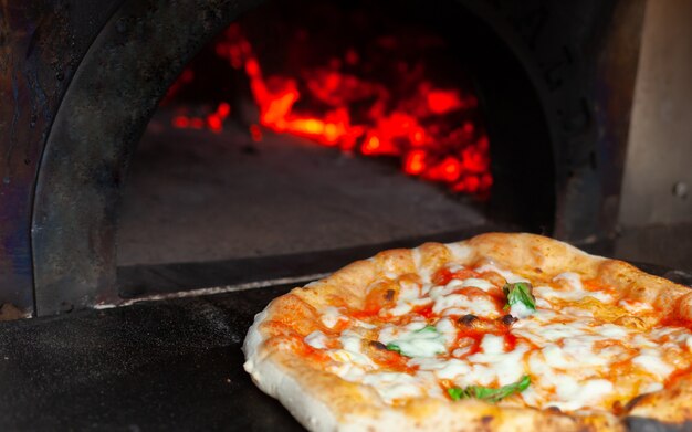 Pizza margherita en horno de leña.