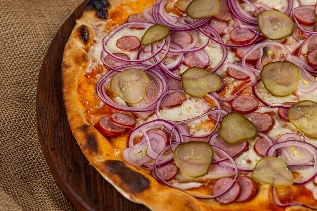 Pizza Margherita italiana casera fresca con mozzarella de búfala y albahaca