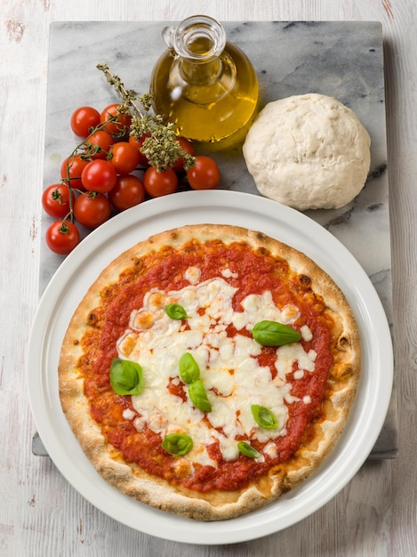 Pizza Margherita mit Büffelmozzarella