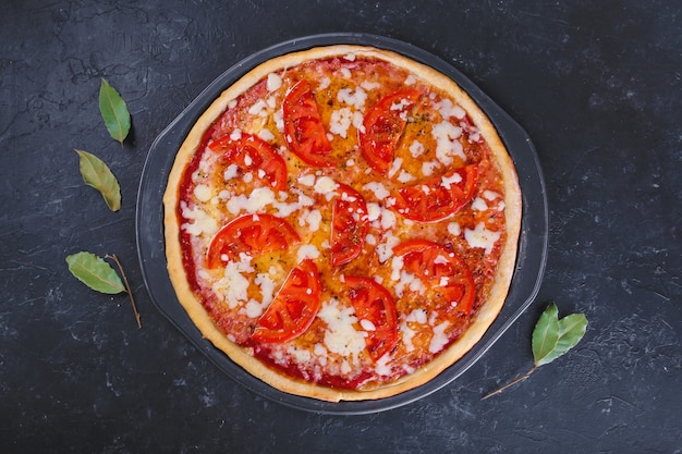 Pizza Margherita con queso y tomate oscuro