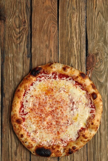 Foto pizza margherita sobre fondo de madera vista superior flyer y poster para restaurantes o pizzerías plantilla con delicioso sabor margarita pizza queso mozzarella