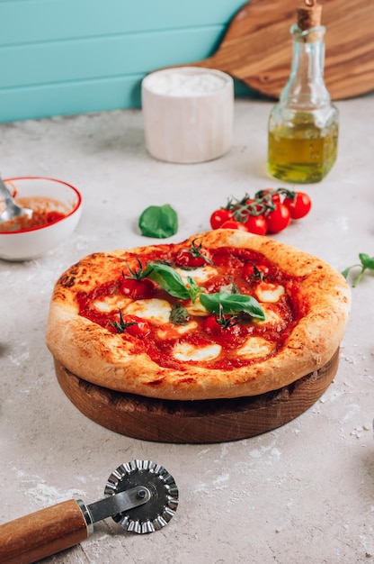 Pizza Margherita sobre fondo de piedra clara Pizza casera con tomates Albahaca y queso mozzarella Enfoque selectivo