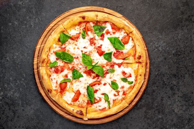 Pizza Margherita sobre un fondo de piedra