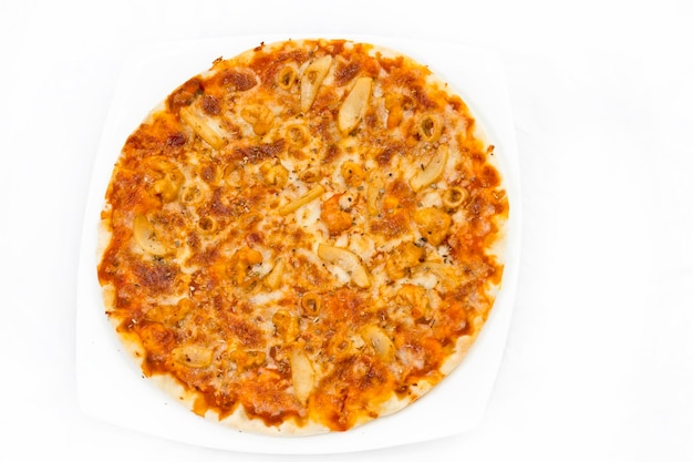 Pizza de marisco clásica con fondo blanco.