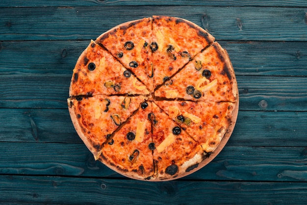 Pizza con marisco y queso Vista superior Sobre un fondo de madera Copiar espacio