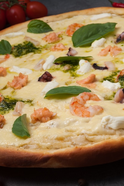 Pizza con mariscos: camarones, calamares, salmón y queso crema