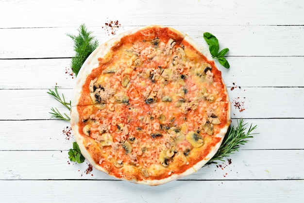 Pizza con mariscos, champiñones y queso Vista superior Espacio de copia libre