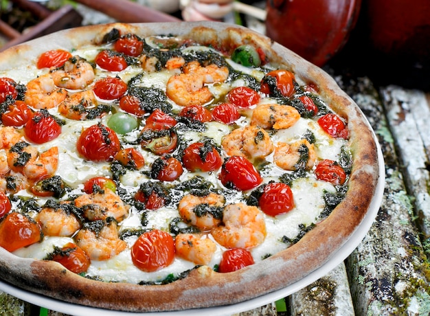 Pizza de mariscos con queso