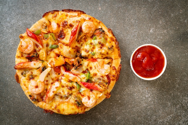 pizza de mariscos con salsa de tomate