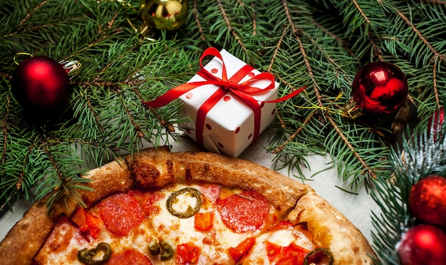 Foto pizza en mesa de madera con ingredientes