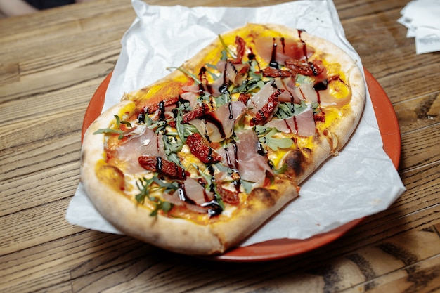 Pizza en la mesa de madera, vista superior, publicación de comida rápida, blog, redes sociales con espacio de copia, pizza lista para comer