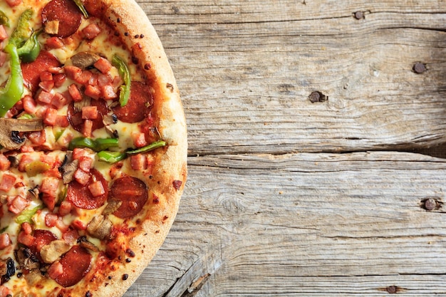 pizza en una mesa de madera