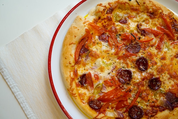 Pizza en una mesa de restaurante