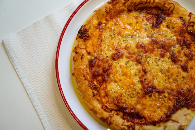 Pizza en una mesa de restaurante