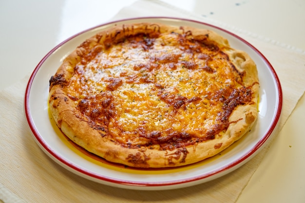 Foto pizza en una mesa de restaurante