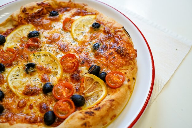 Pizza en una mesa de restaurante