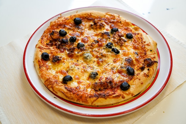 Pizza en una mesa de restaurante