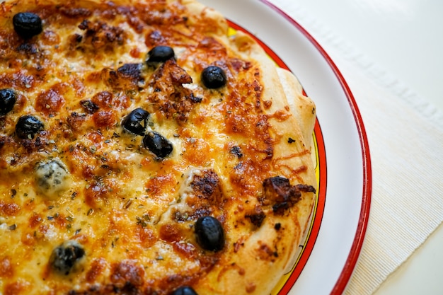 Pizza en una mesa de restaurante