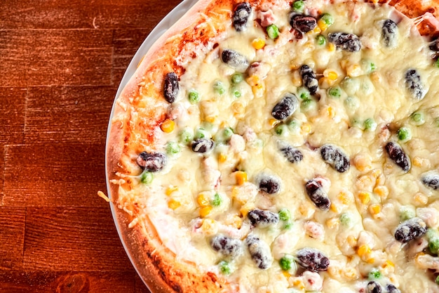 Pizza en una mesa de restaurante