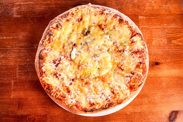 Pizza en una mesa de restaurante