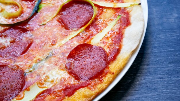 Pizza en una mesa de restaurante