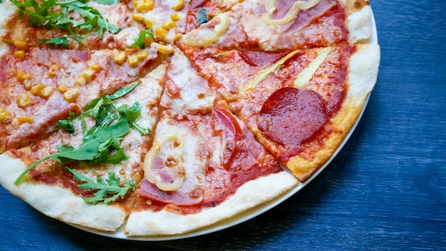 Pizza en una mesa de restaurante